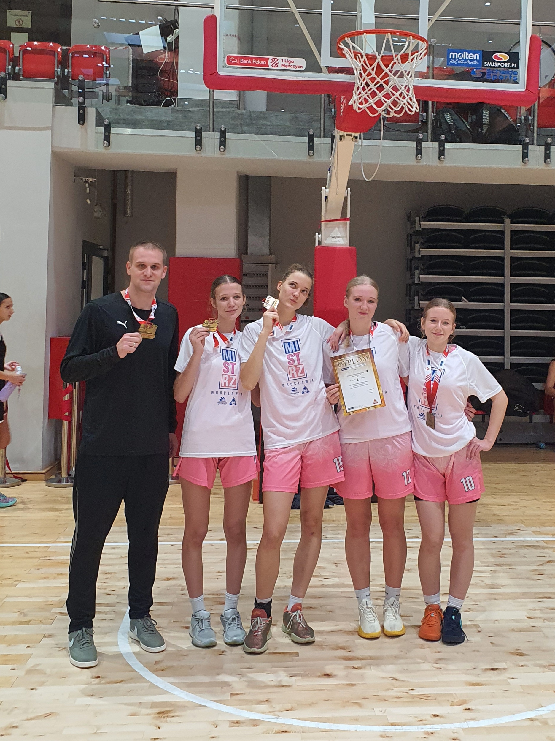 SUKCES KOSZYKAREK LO V