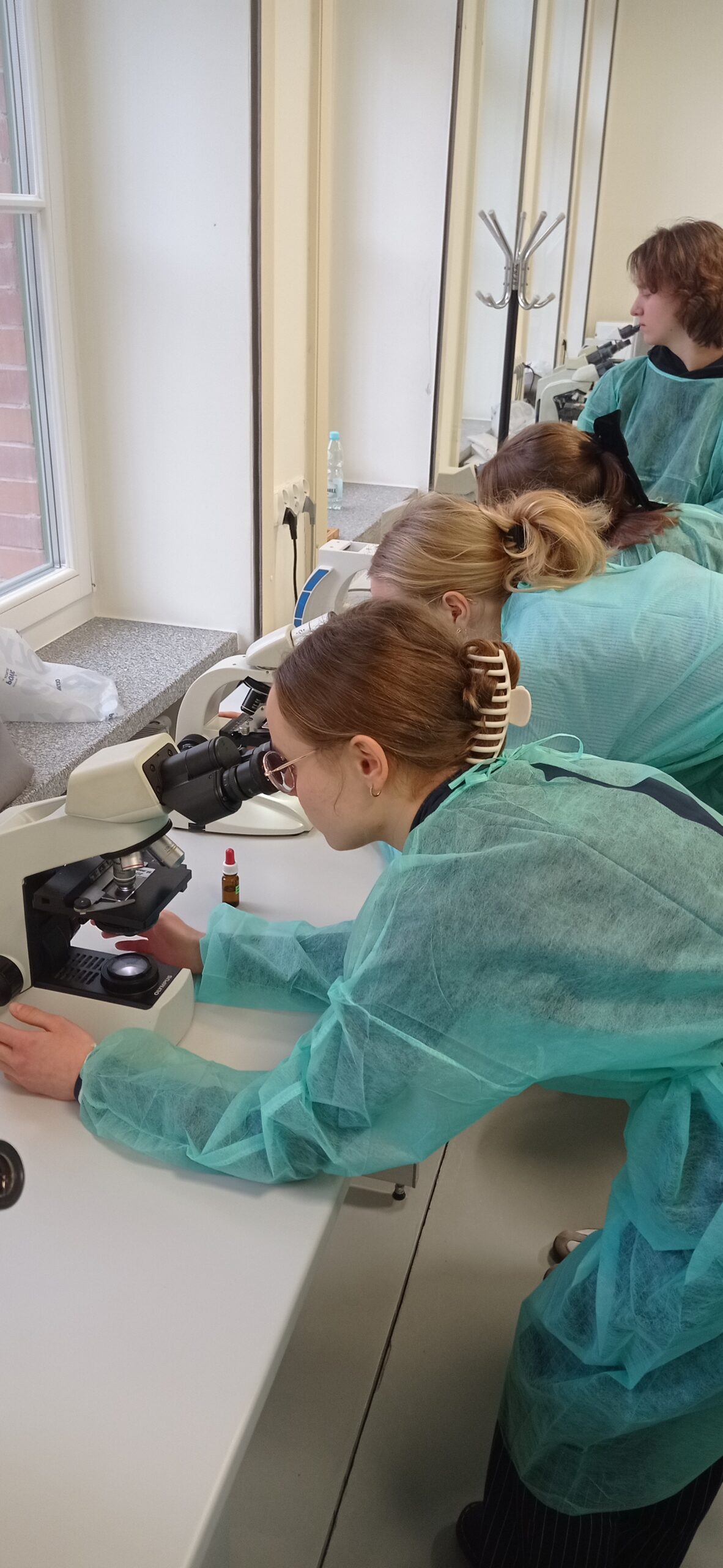 Klasa 2C uczy się w Zakładzie Mikrobiologii Uniwersytetu Medycznego we Wrocławiu