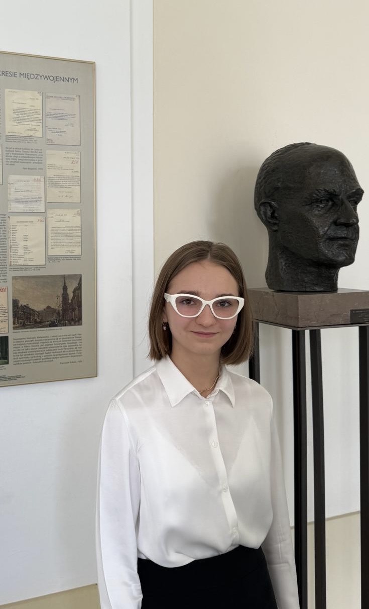 Aniela Olejnik z klasy 1myp2 finalistką LVI Olimpiady Literatury i Języka Polskiego!